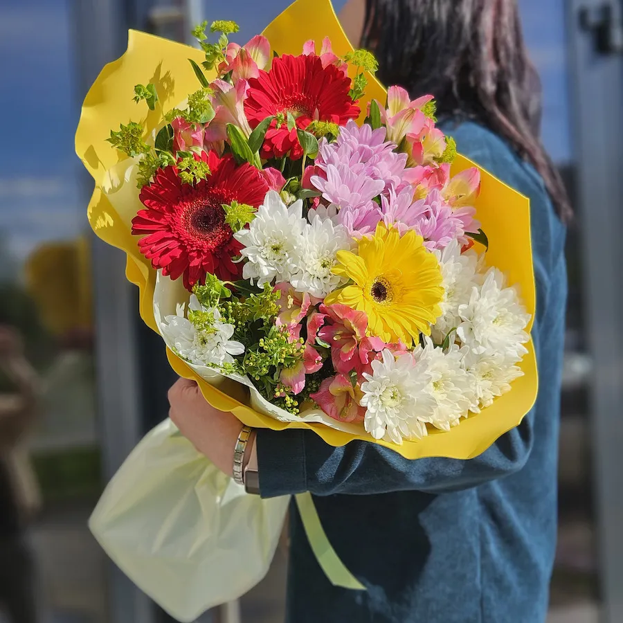 Букет хризантем, гербер и альстромерий