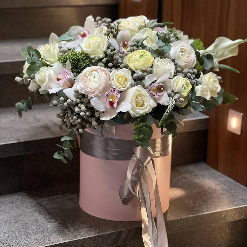 Розы, ранункулюсы и орхидеи в коробке