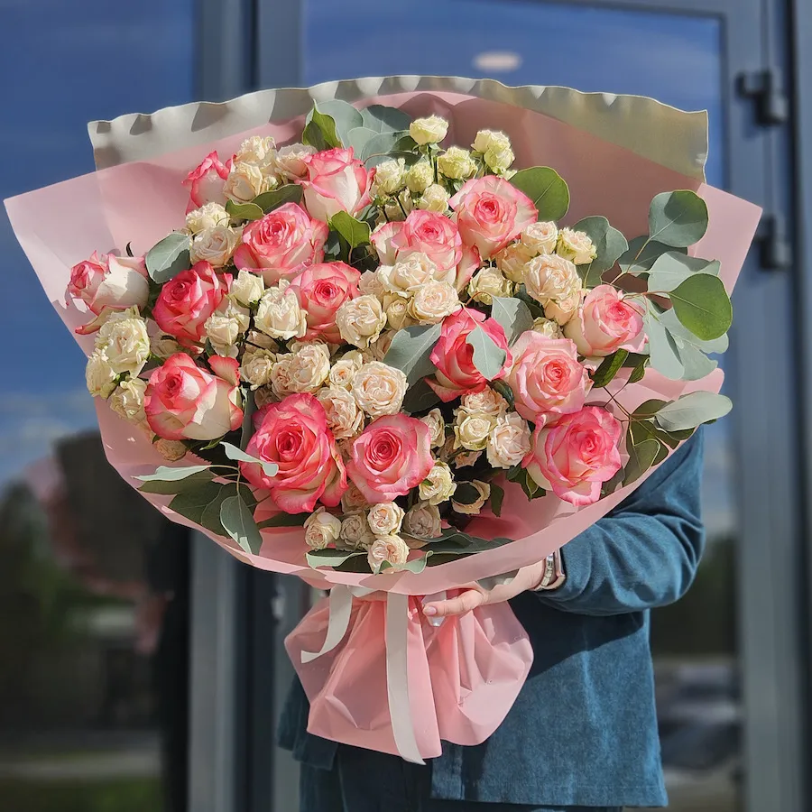 Букет роз и эвкалипта