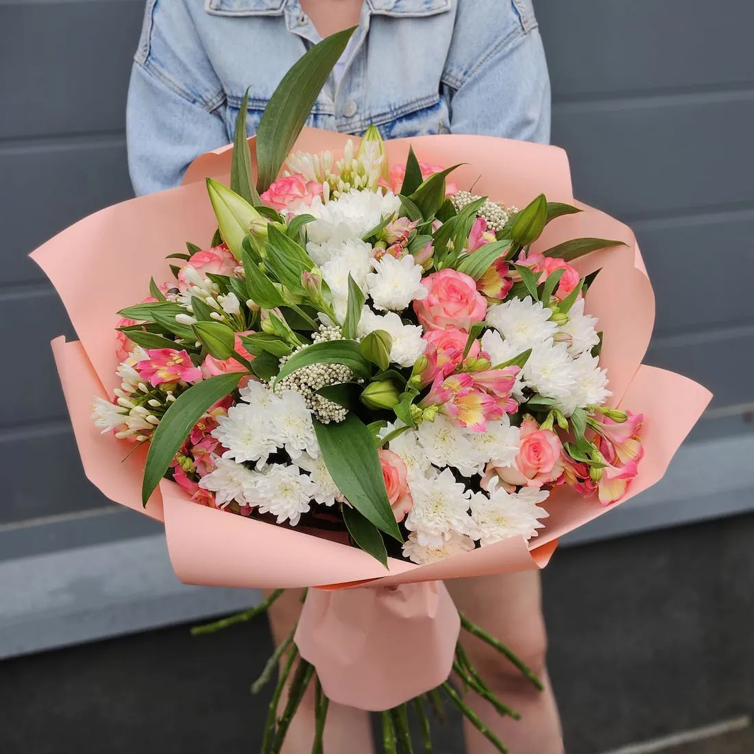 Огромный букет из агапантус, хризантем и роз