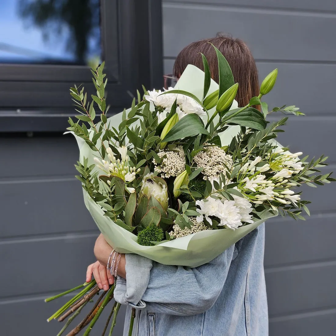 Букет из агапантус, хризантем и озотамнус