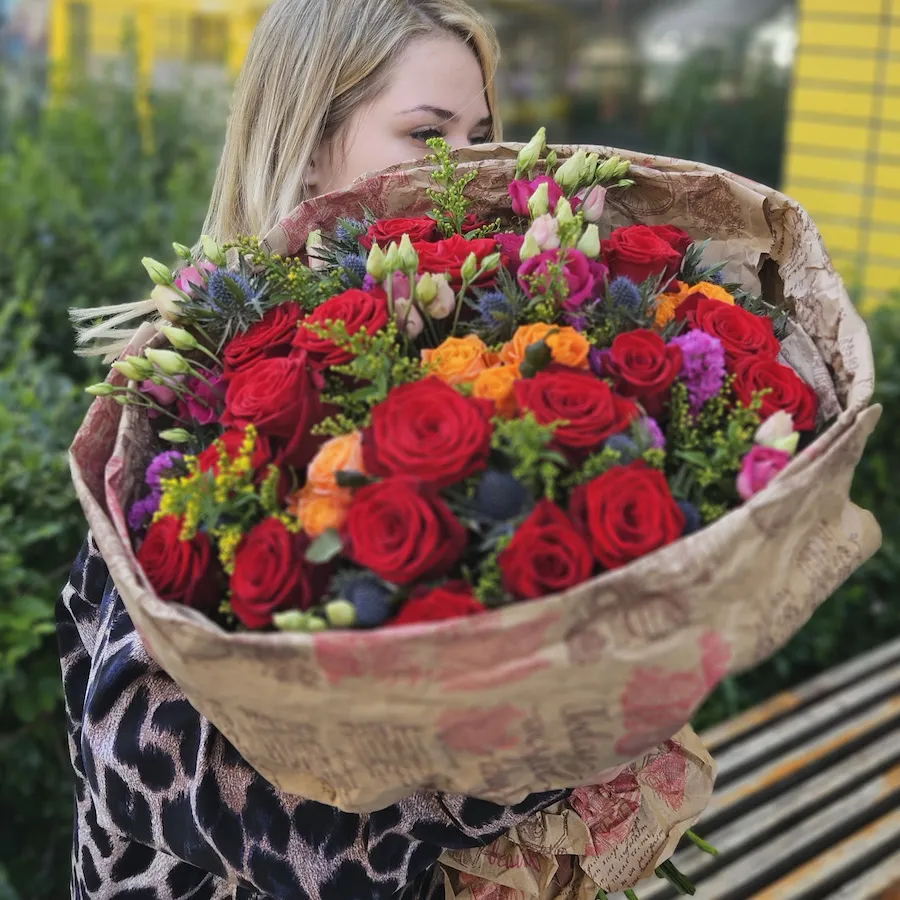 Букет из роз микс, статицы и солидаго