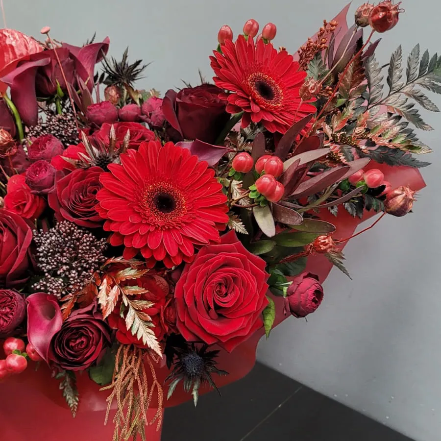 Розы, гербер и гиперикума в коробке