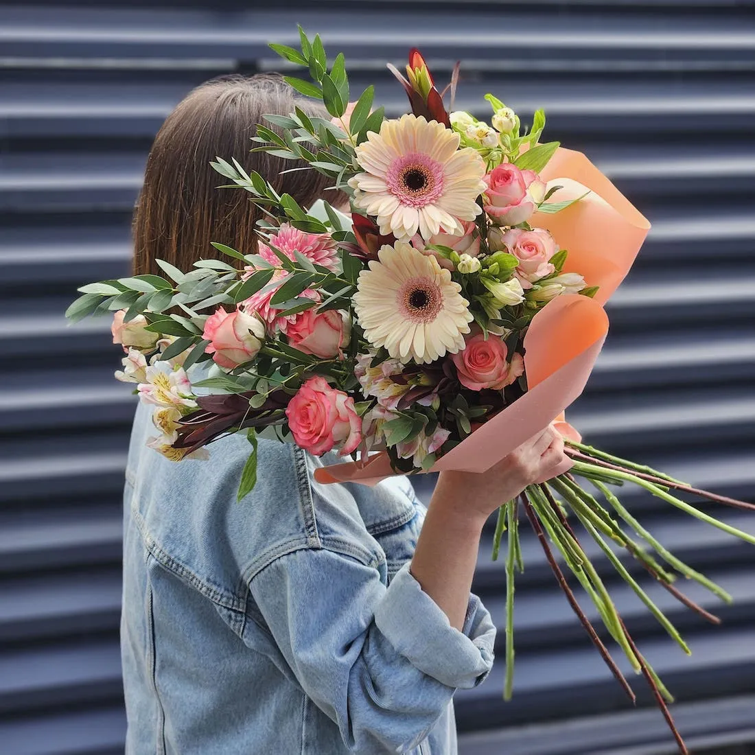 Огромный букет из альстромерий, сафари и роз