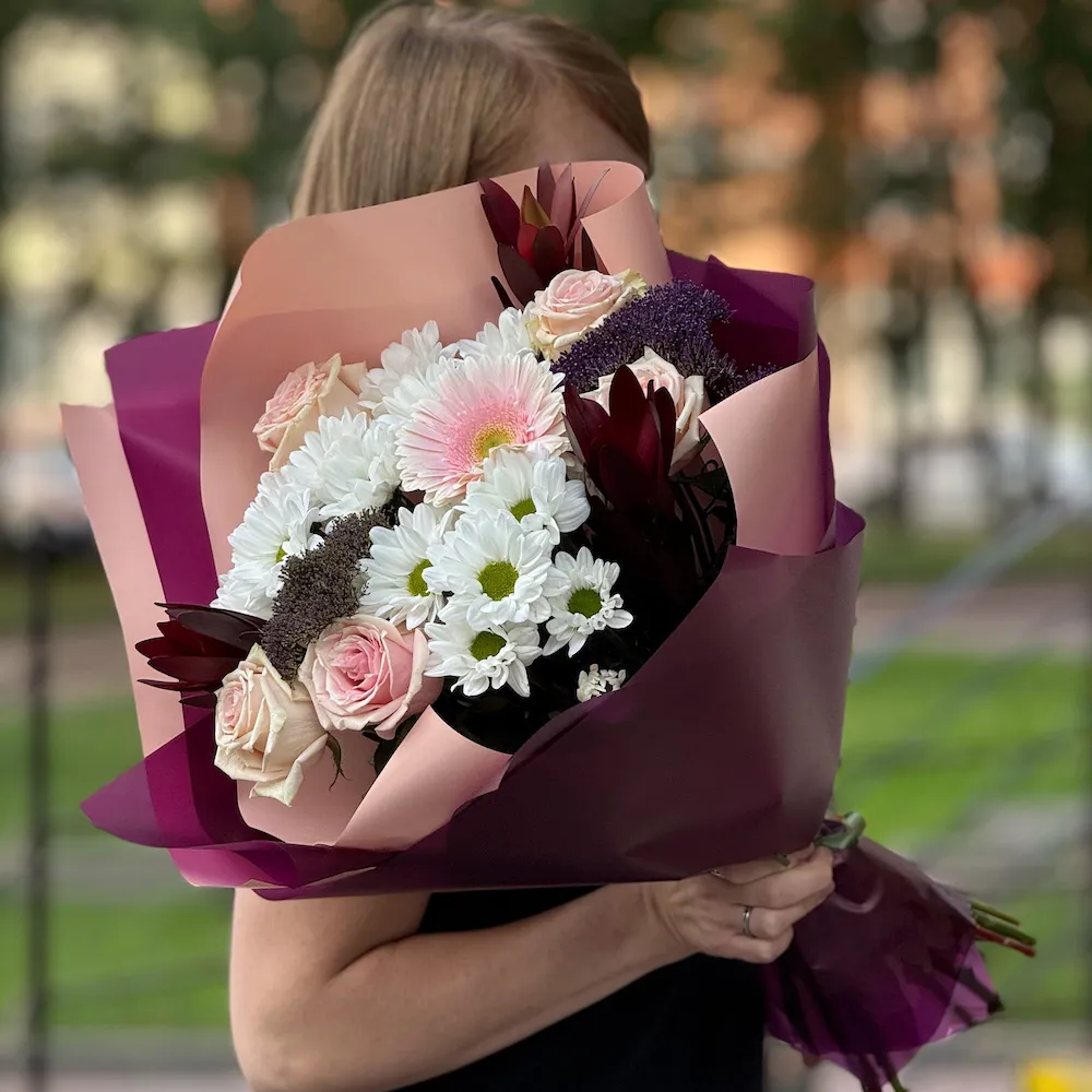 Букет из хризантем и роз