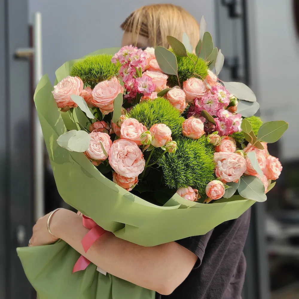 Букет из роз, грин трик и матиолл