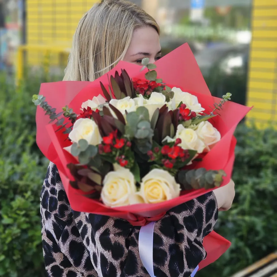 Букет из 9 белых роз и эвкалипта