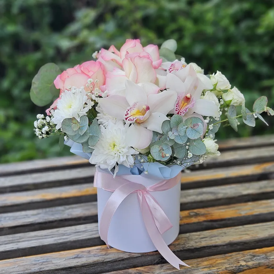 Розы, хризантемы и гипсофилы в коробке