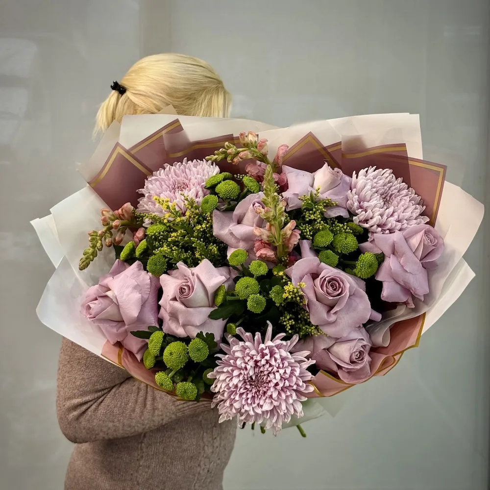 Букет из солидаго, роз и хризантем