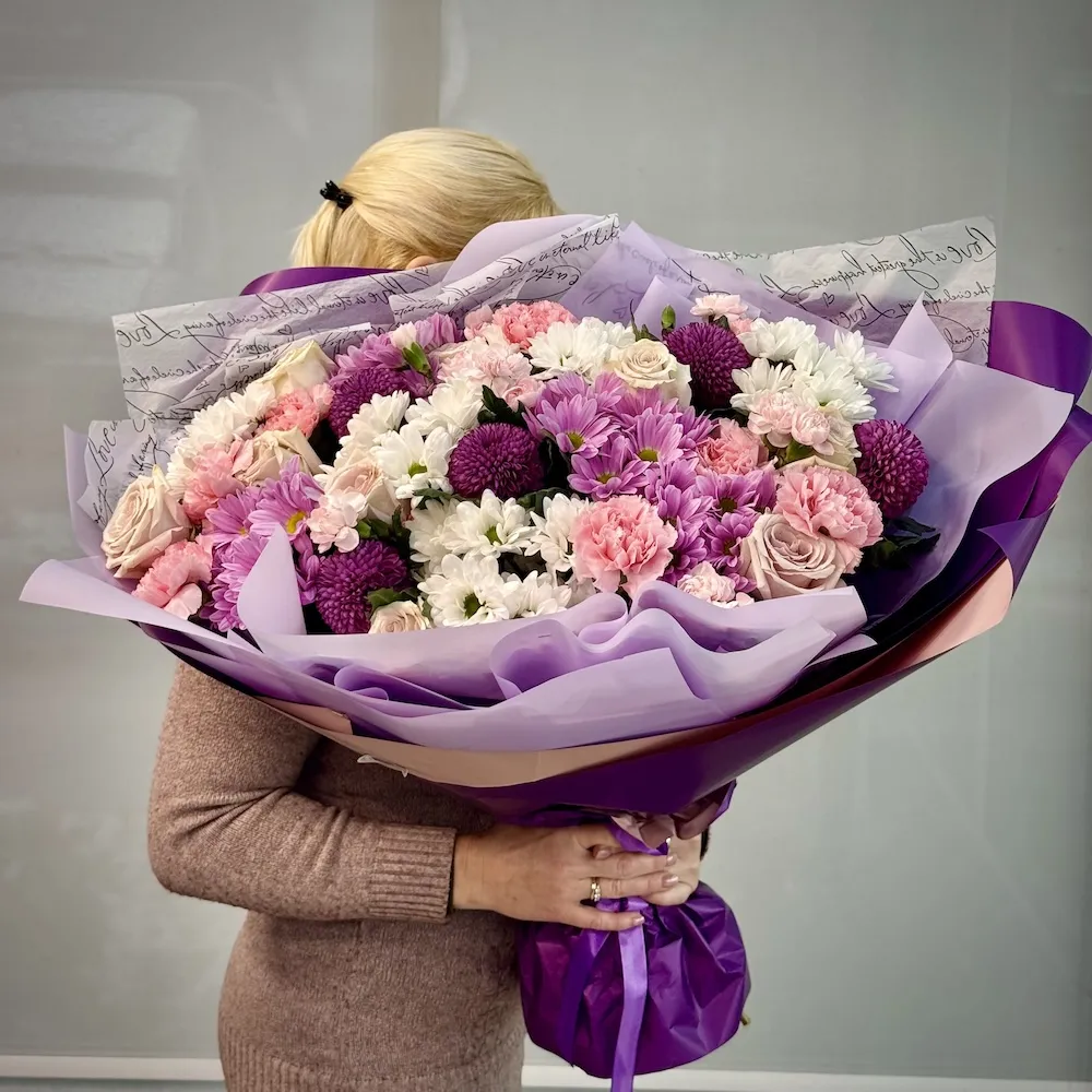 Букет из роз, гвоздик и хризантем