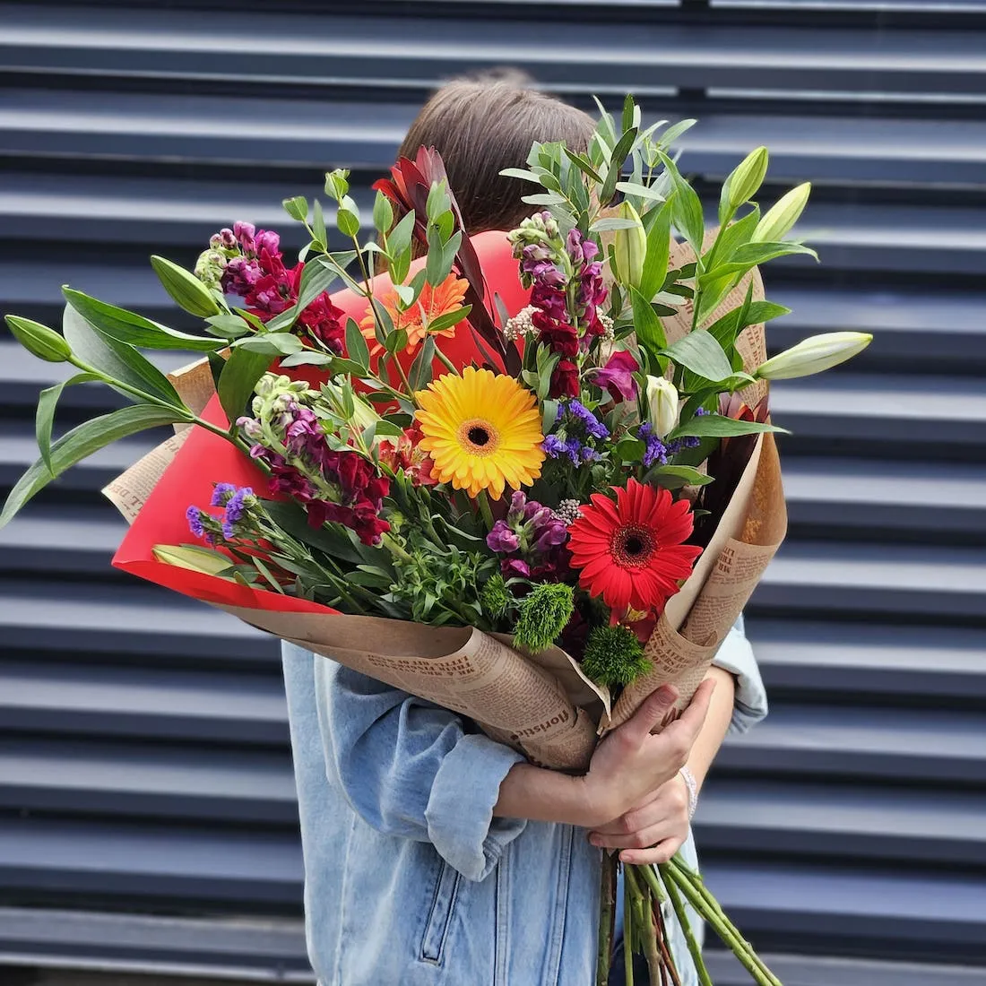 Огромный букет из альстромерий, антиринум и буплерум