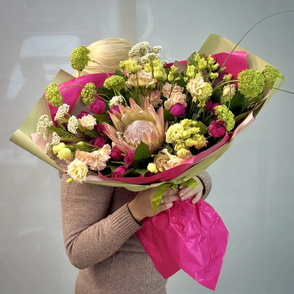 Букет из роз, озотамнус и протей большой