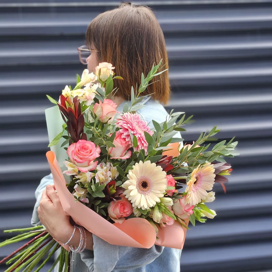 Огромный букет из альстромерий, сафари и роз