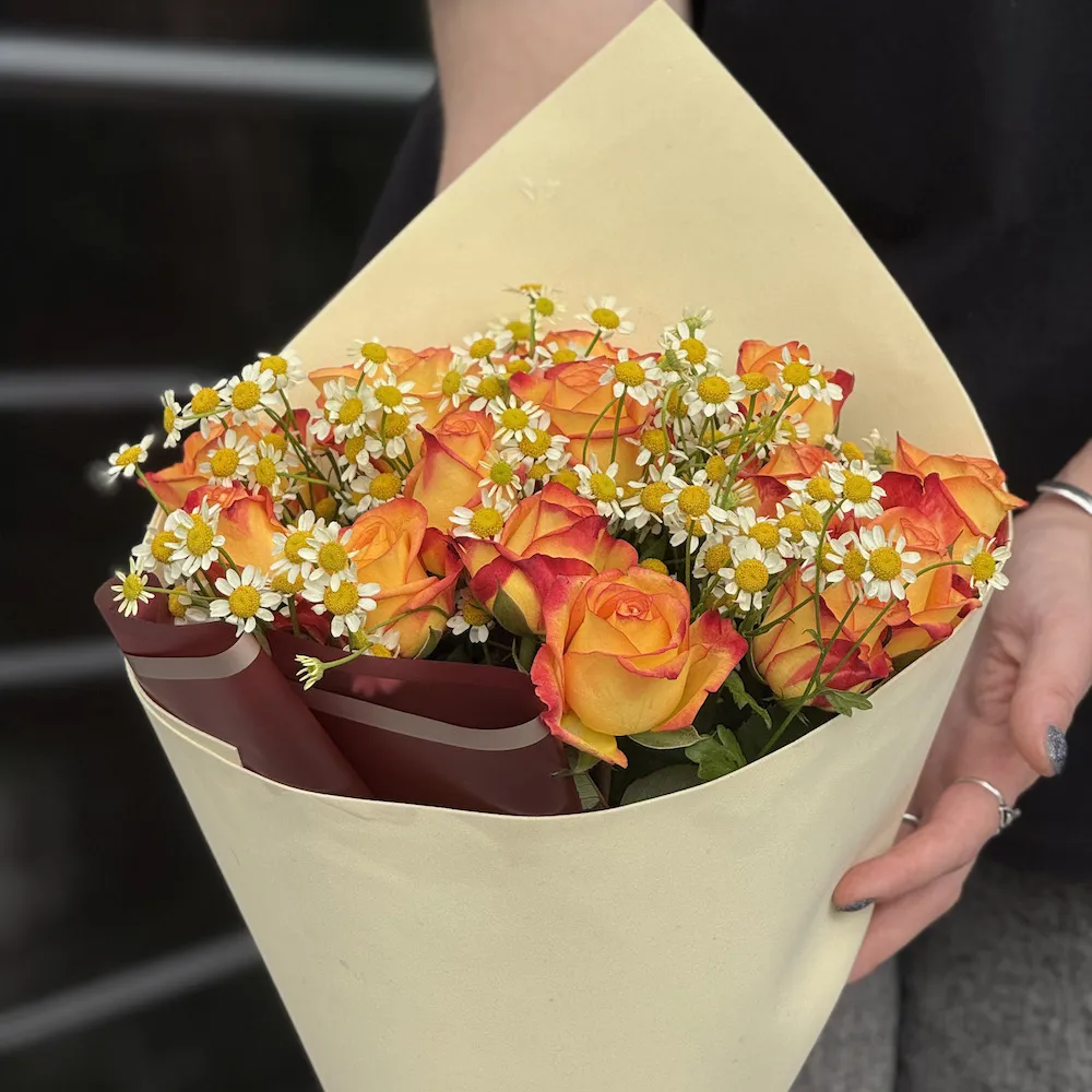 Букет из роз и танацетум