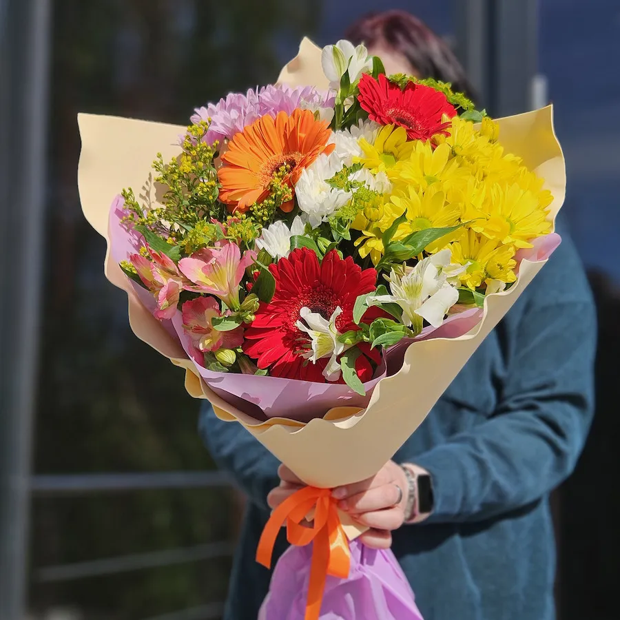 Большой букет хризантем, гербер и альстромерий