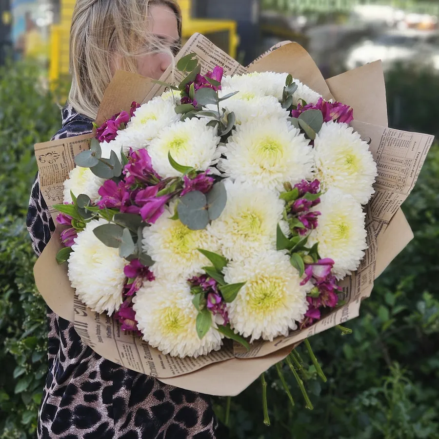 Букет из альстромерий и белых хризантем