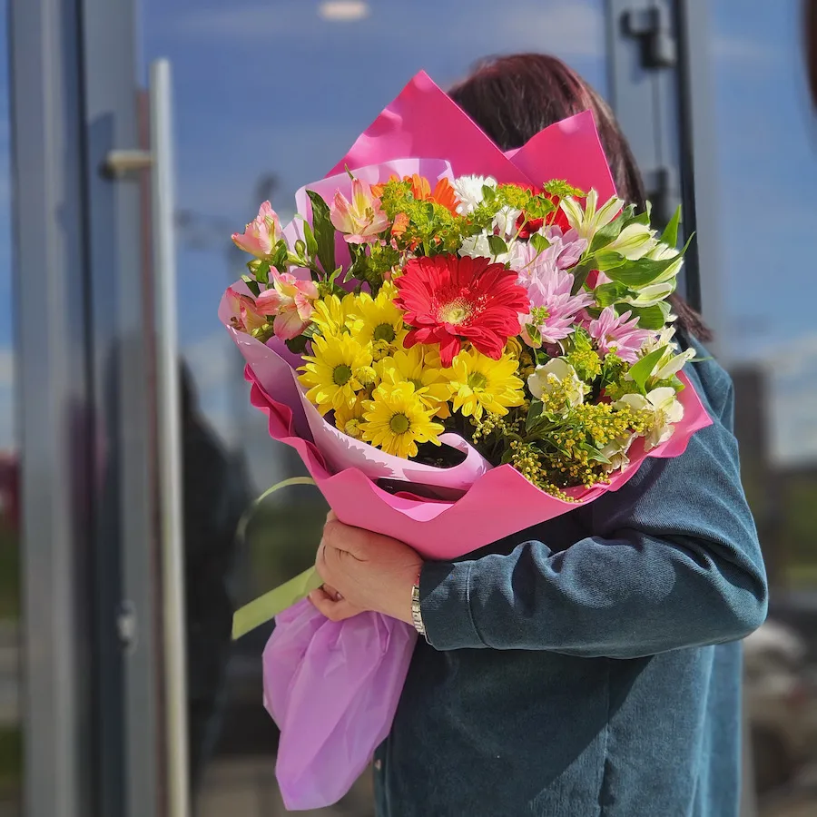 Огромный букет хризантем, гербер и альстромерий