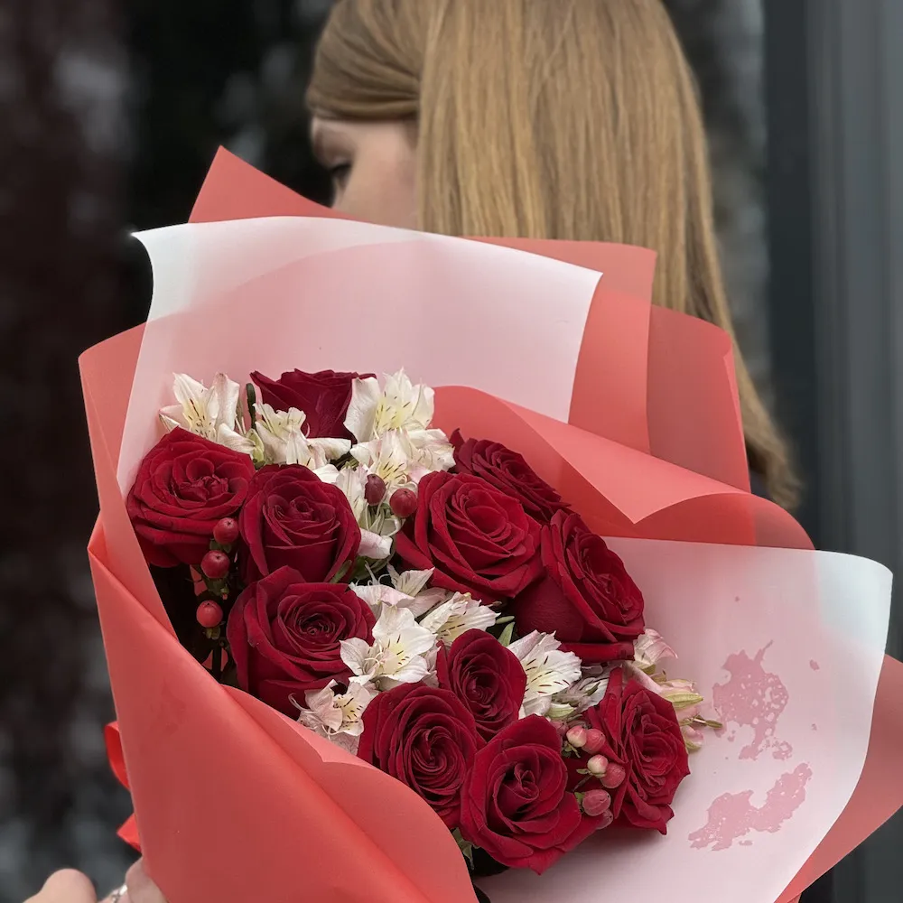 Букет из роз, альстромерий и гиперикума