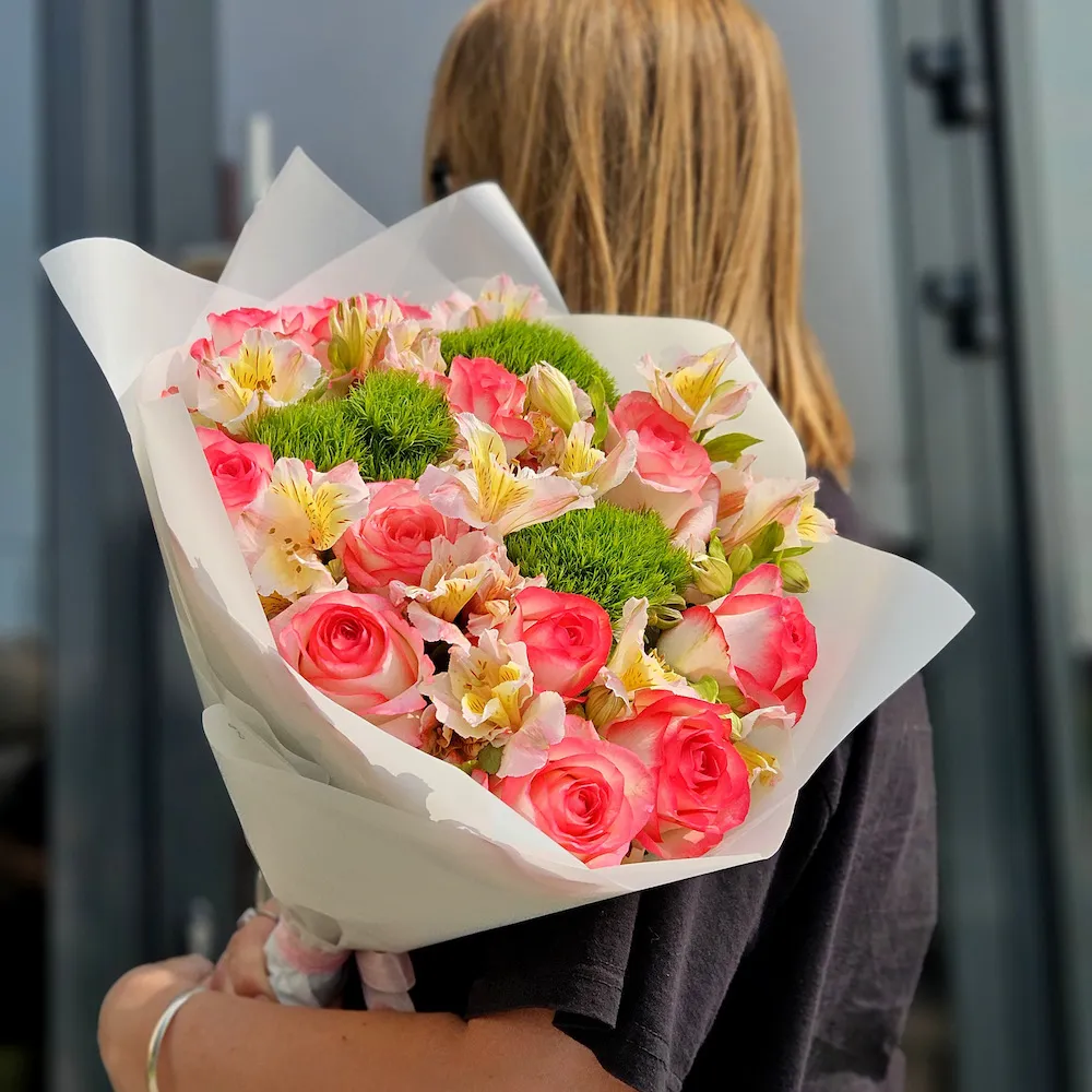 Букет из роз, альстромерий и грин трик