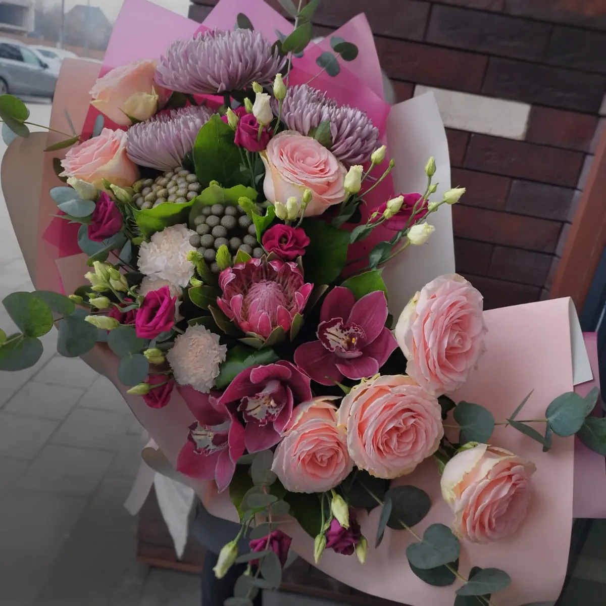 Огромный букет из хризантем, роз и эустомы