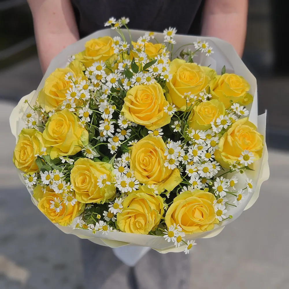 Букет из роз, танацетум и фисташек