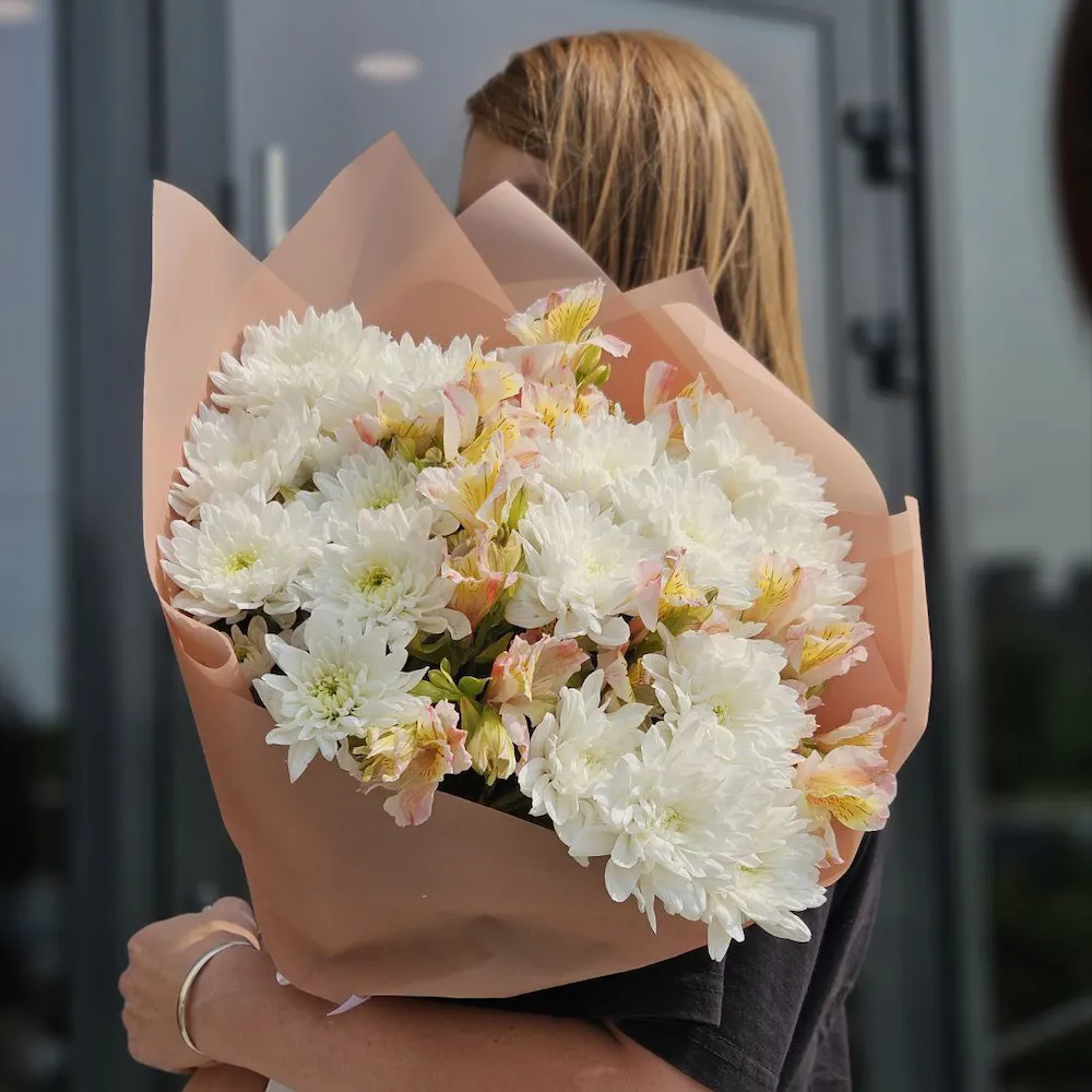 Букет из хризантем и альстромерий