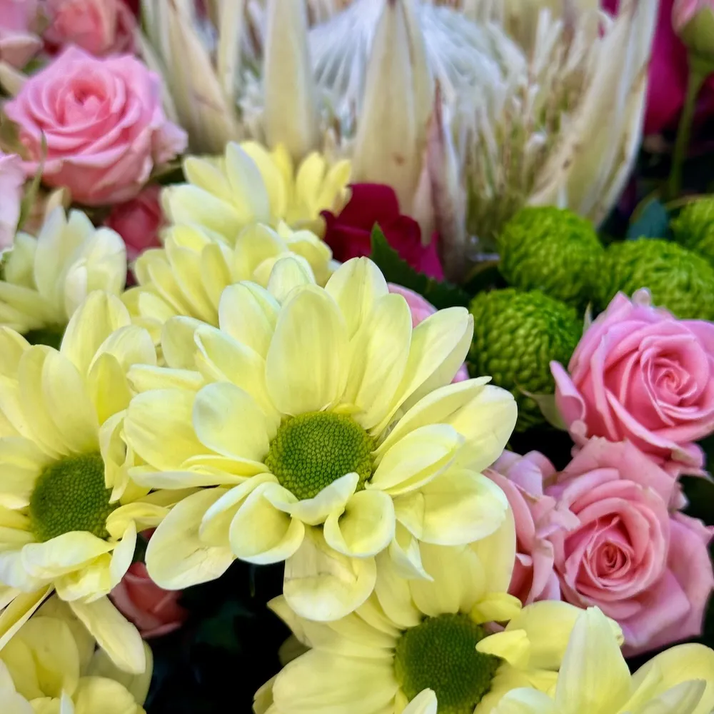 Букет из протей, роз и хризантем