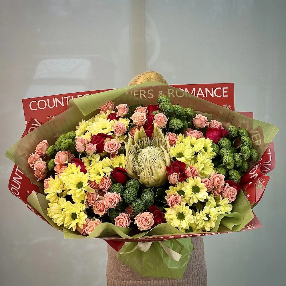 Букет из протей, роз и хризантем