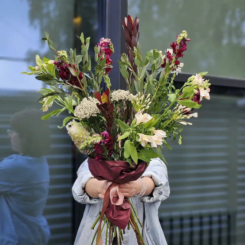Букет из альстромерий, антиринум и оксипеталум