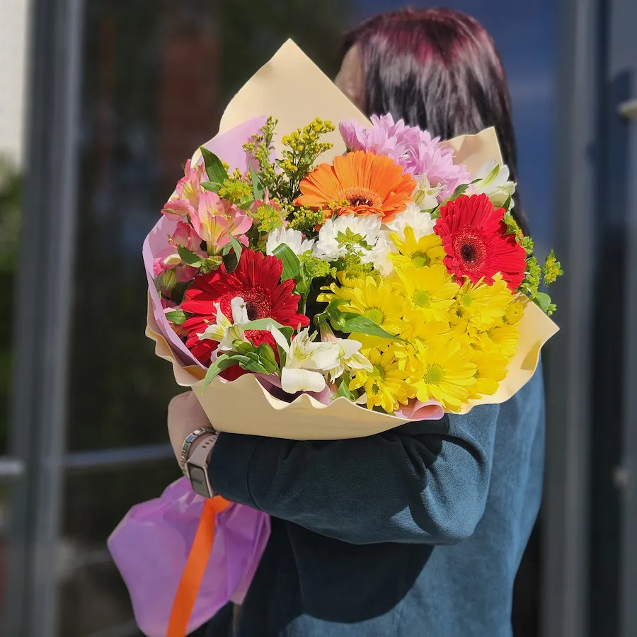 Большой букет хризантем, гербер и альстромерий