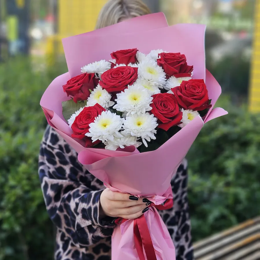 Букет из хризантем и красных роз (60 см)