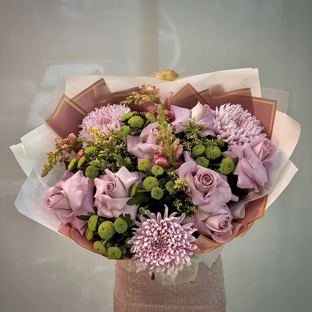 Букет из солидаго, роз и хризантем