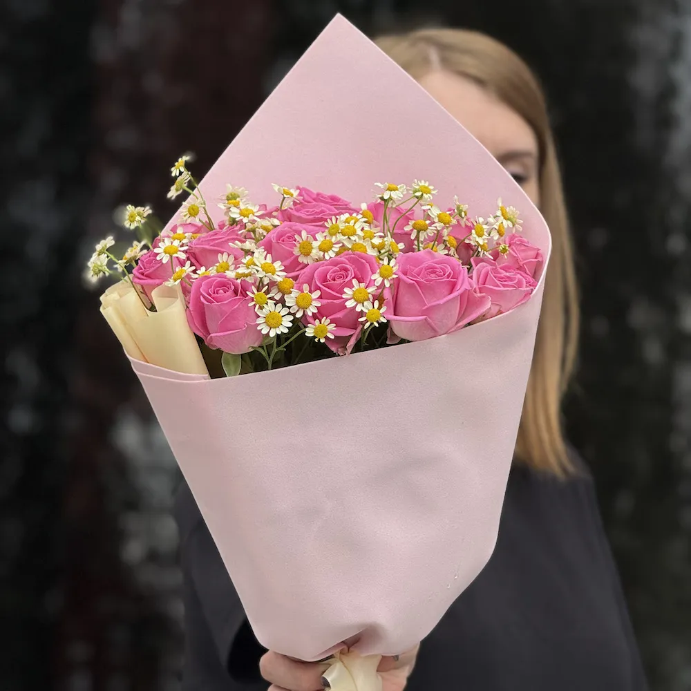 Букет из роз и танацетум