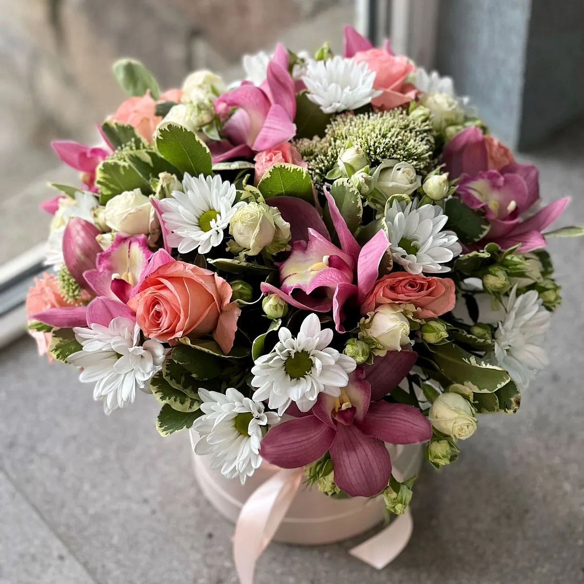 Розы и питтоспорум в коробке