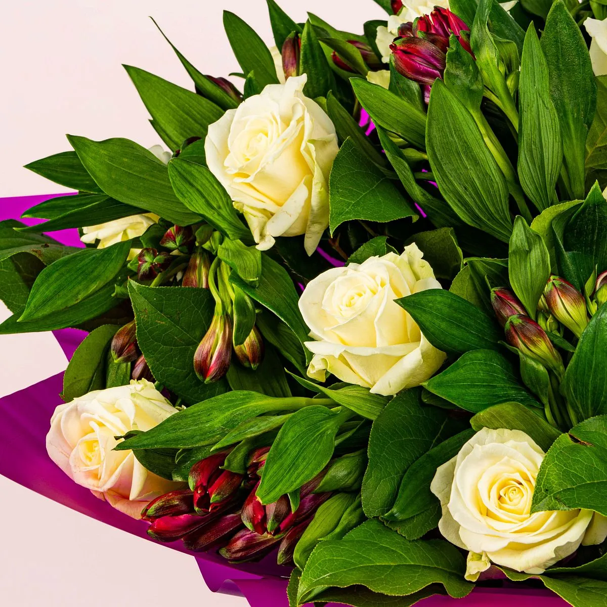 Букет из роз и альстромерий