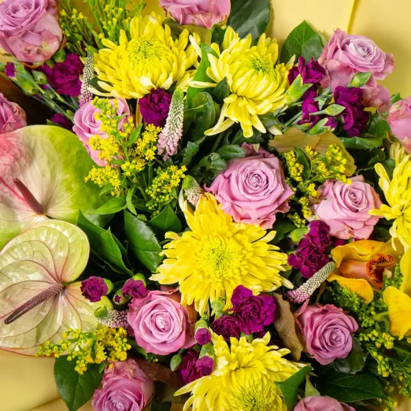 Букет из роз, антуриума и хризантем