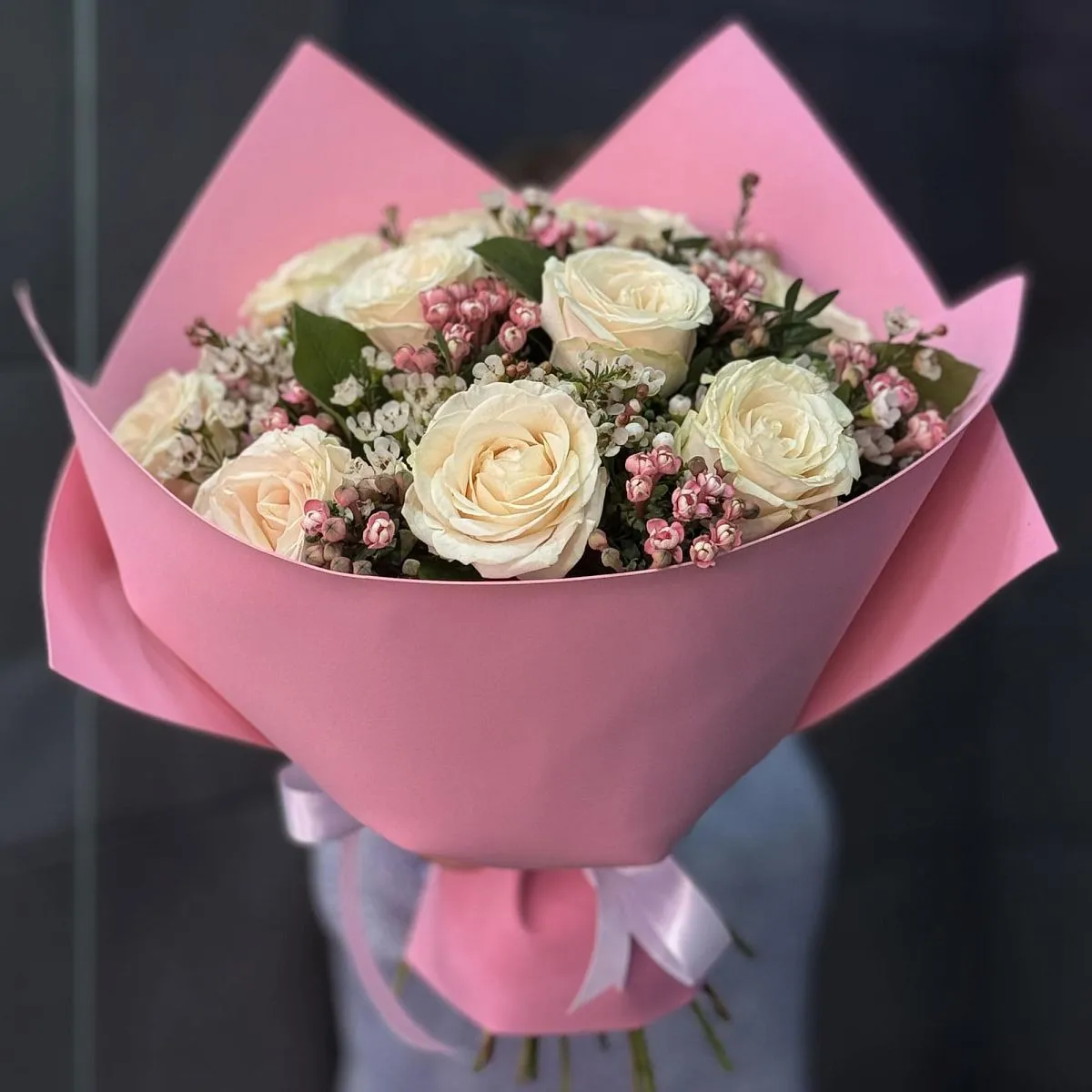 Букет из роз и бувардии