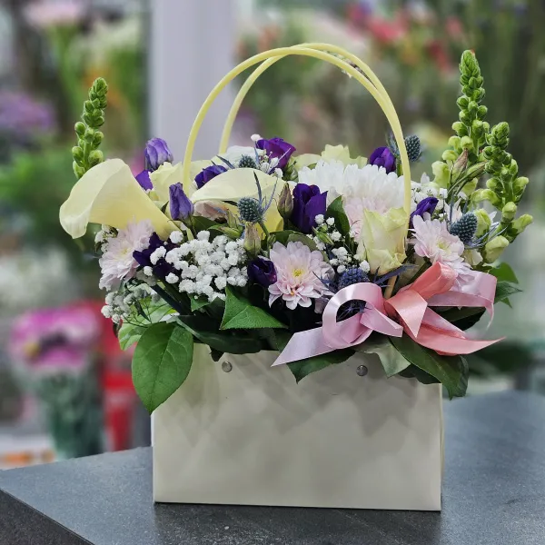 Розы, хризантемы и эустомы в коробке