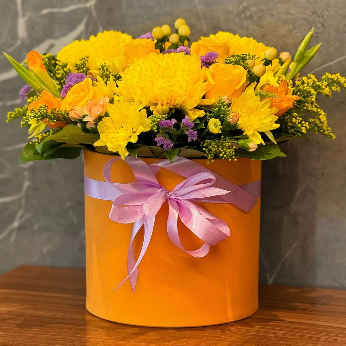 Розы, хризантемы и гиперикума в коробке