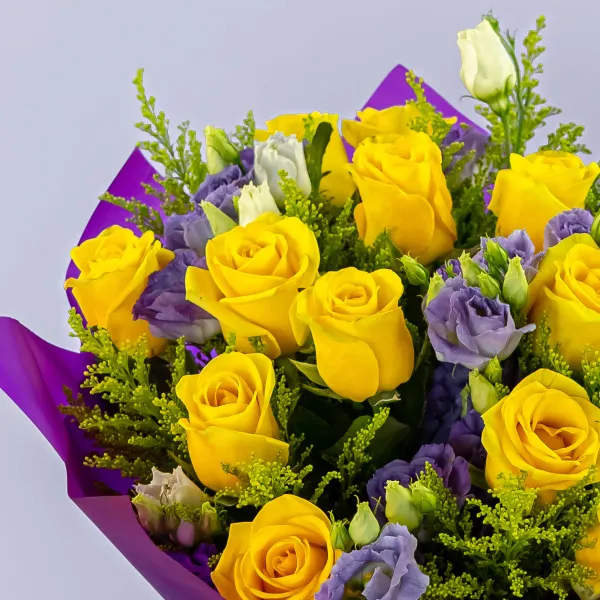 Букет из эустом и жёлтых роз