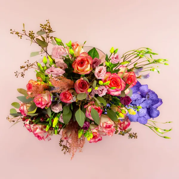 Розы и орхидея в вазе