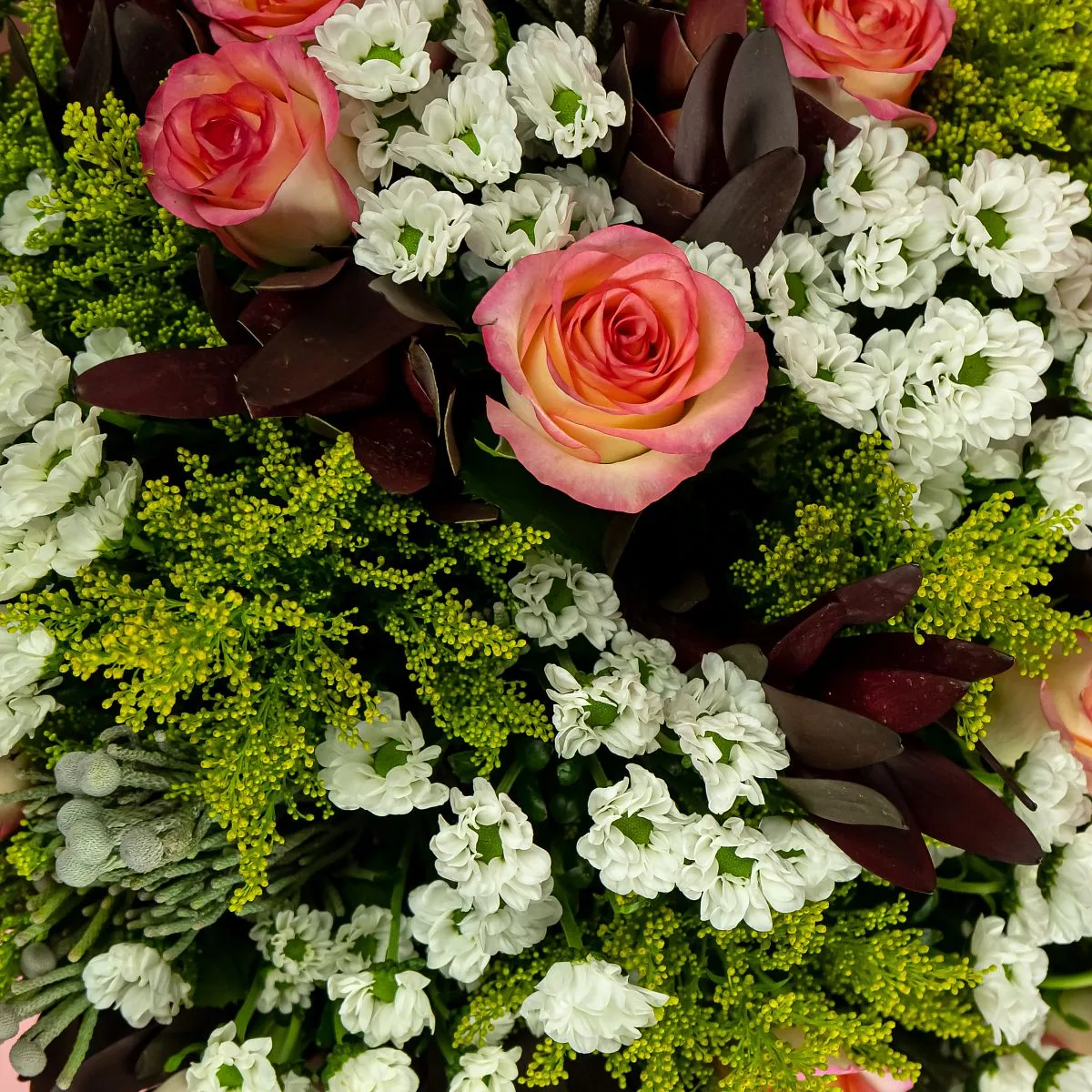 Букет из роз и белых хризантем