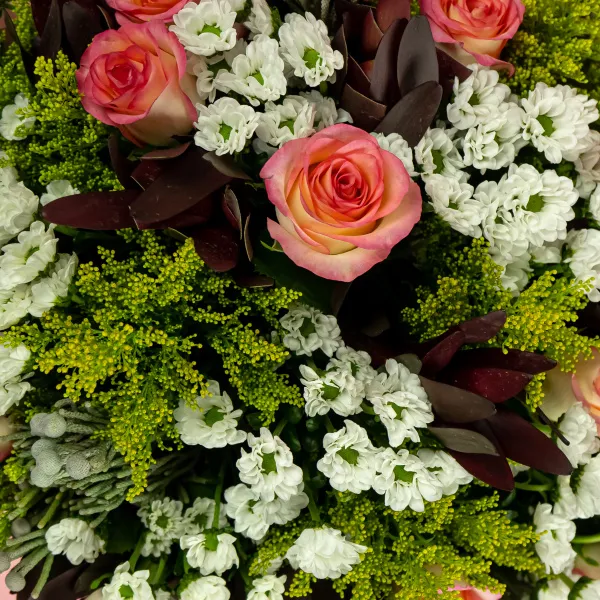 Букет из роз и белых хризантем