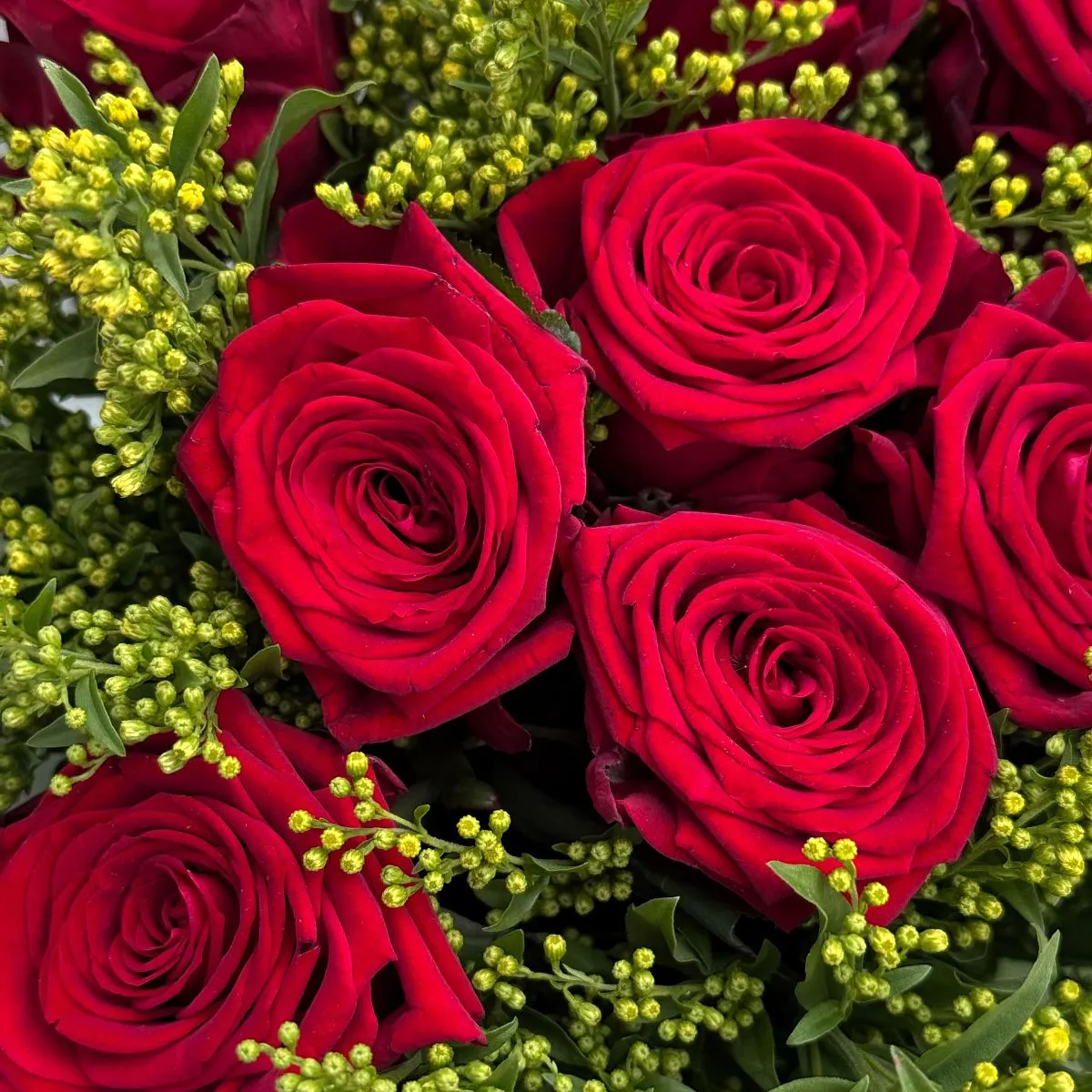 Букет из роз и солидаго