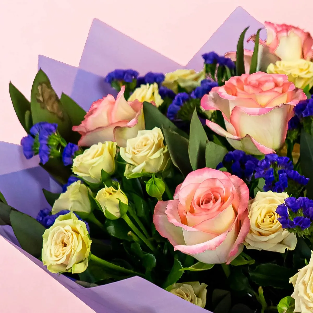 Букет из 19 роз микс и статицы