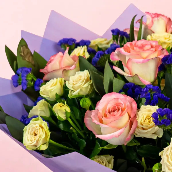 Букет из 19 роз микс и статицы