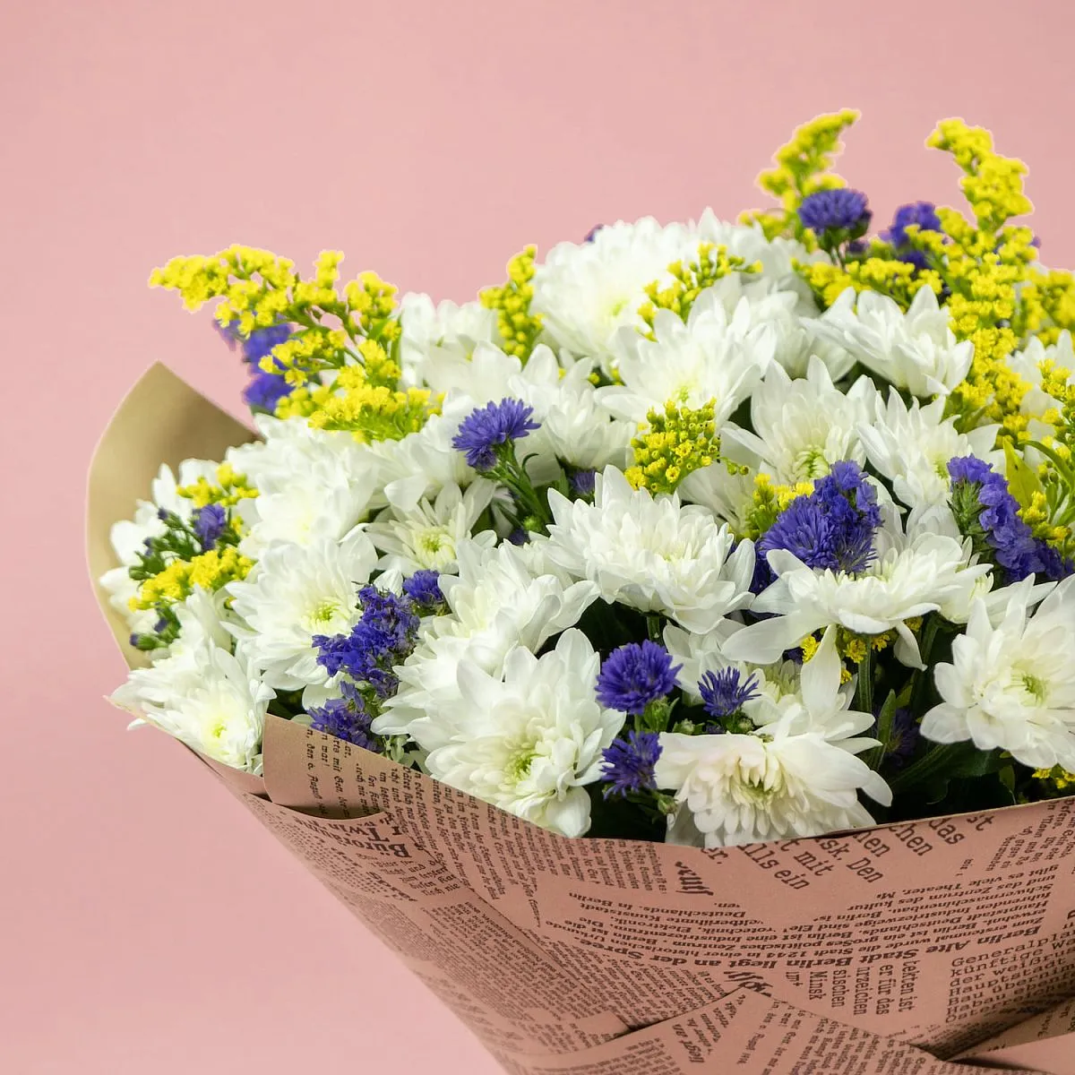 Букет из хризантем, статицы и солидаго