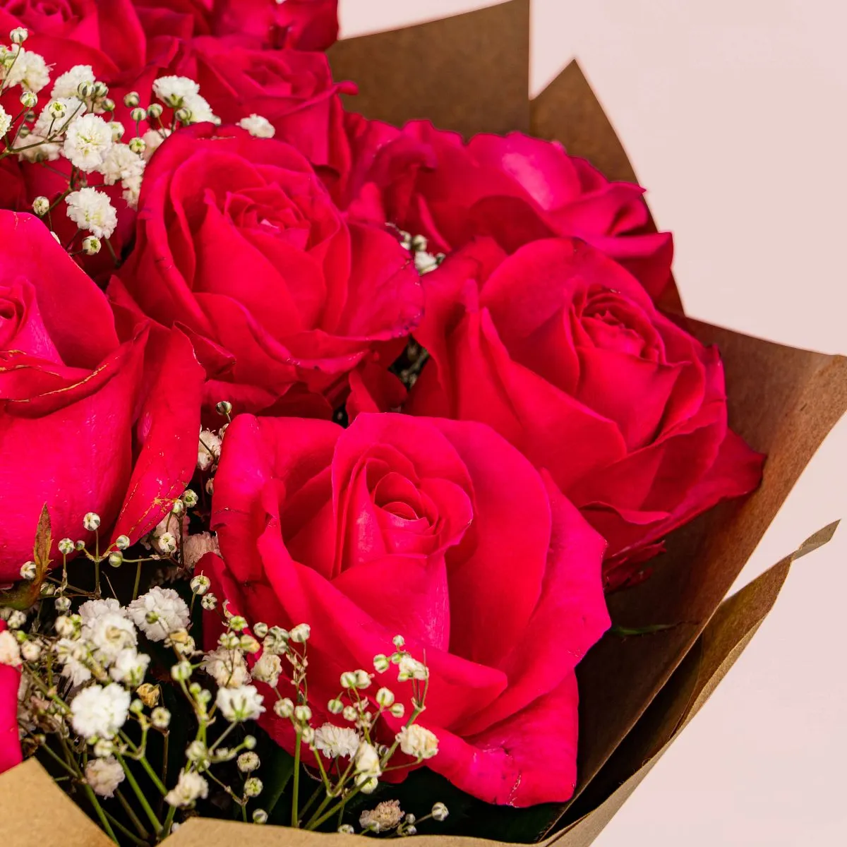 Букет из красных роз и гипсофилы