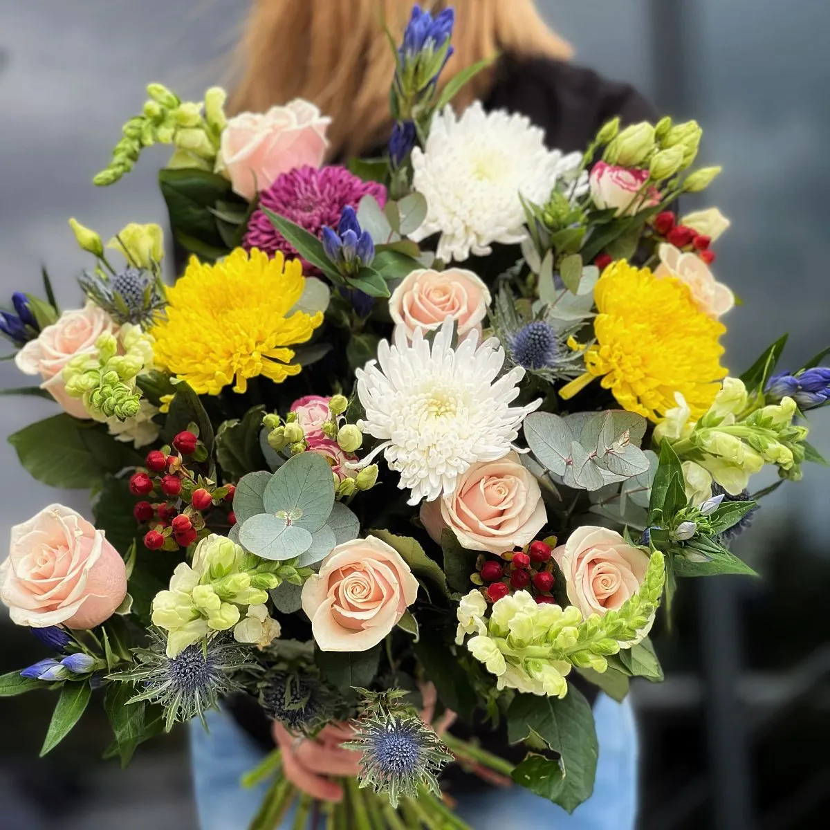 Огромный букет из роз, хризантем и эустом