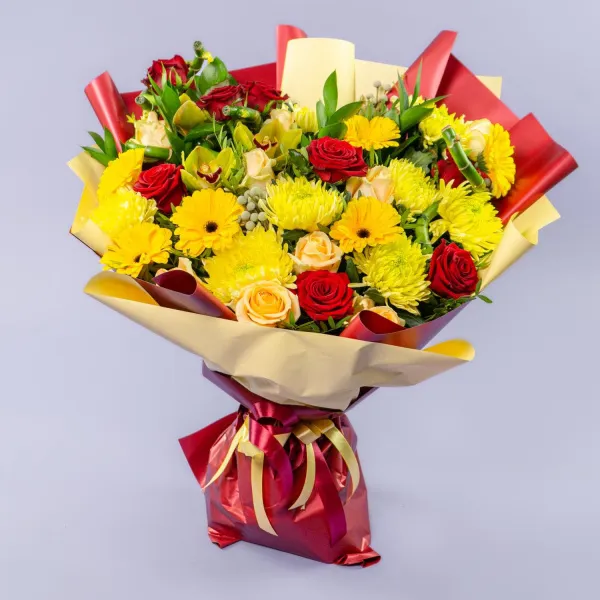 Букет из роз, жёлтых гербер и хризантем